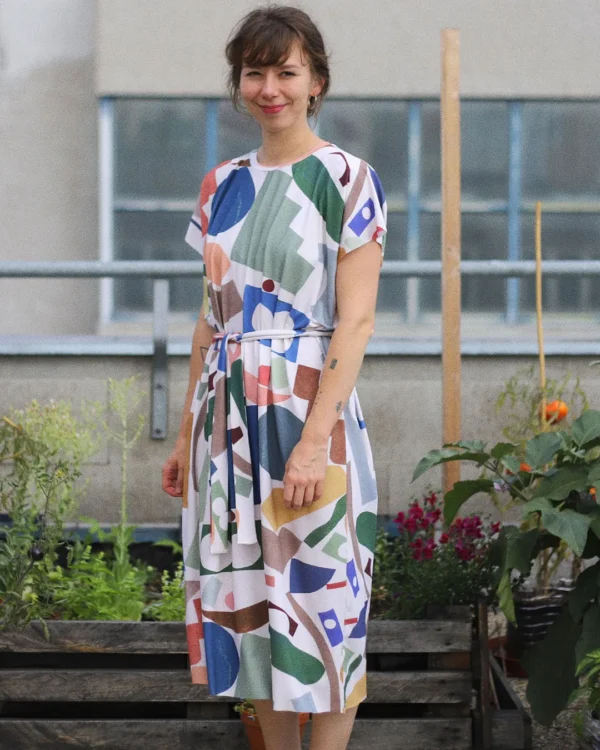 Color shapes loose dress