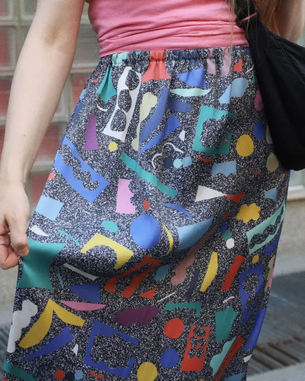 Noise cuts satin skirt