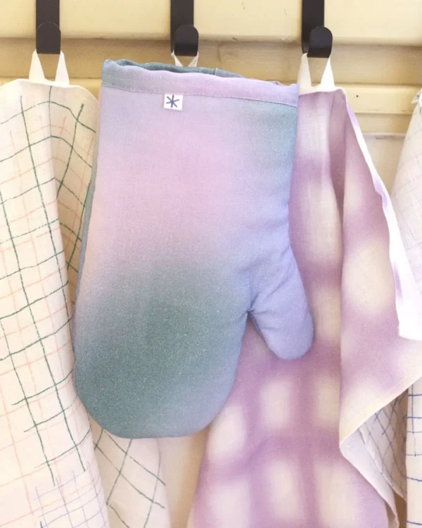 Gradient cooking glove
